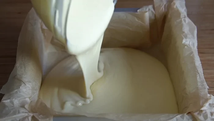Verter la masa en un molde forrado con papel para hornear (opcional).