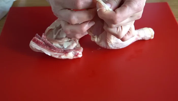 Dorar el pollo en una sartén con aceite.