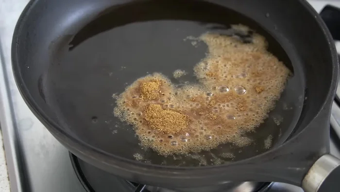 Añadir comino, pimentón y las espinacas a la sartén. Agregar un chorrito de vinagre.