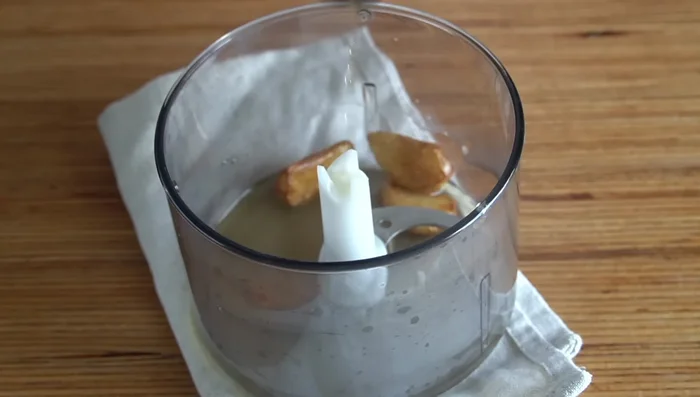 Triturar los ajos reservados con un poco de caldo.