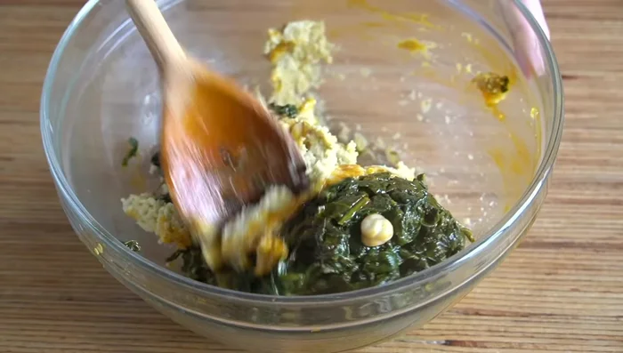 Incorporar las espinacas al relleno y mezclar. Rectificar de sal.