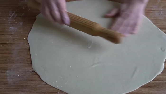 Estirar la masa y rellenar las empanadas. Cerrar con un tenedor.