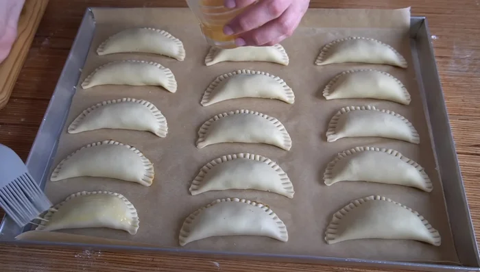 Pintar las empanadas con huevo batido.