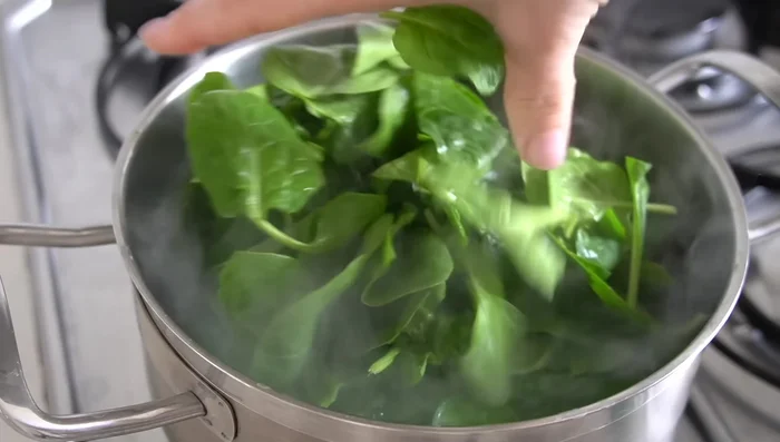 Cocer las espinacas en agua hirviendo con sal durante 5 minutos. Escurrir.