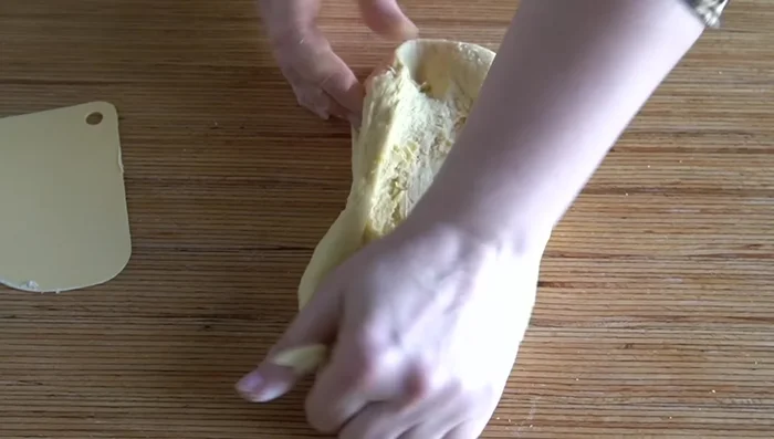Integrar 20 g de mantequilla. Untar una jarra medidora con aceite, colocar la masa dentro y dejar reposar una hora.