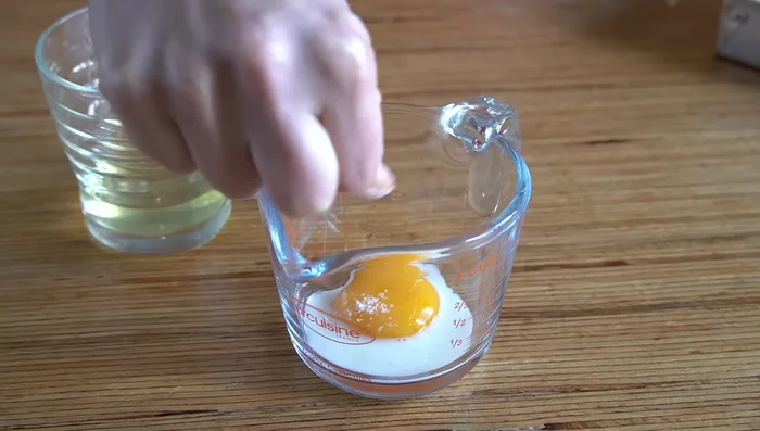 Separar la yema de una clara, añadir una cucharada de leche y una pizca de sal. Batir y pincelar la mona con la mezcla.