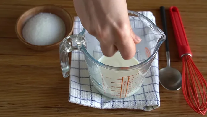Calentar 100 ml de leche y añadir 10 g de levadura fresca (o 3 g de levadura seca) y una cucharada de azúcar. Mezclar bien y dejar reposar 15 minutos.