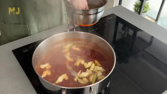 Agregar las alcachofas y mezclar. Echar el arroz carnaroli y mezclar durante un par de minutos.