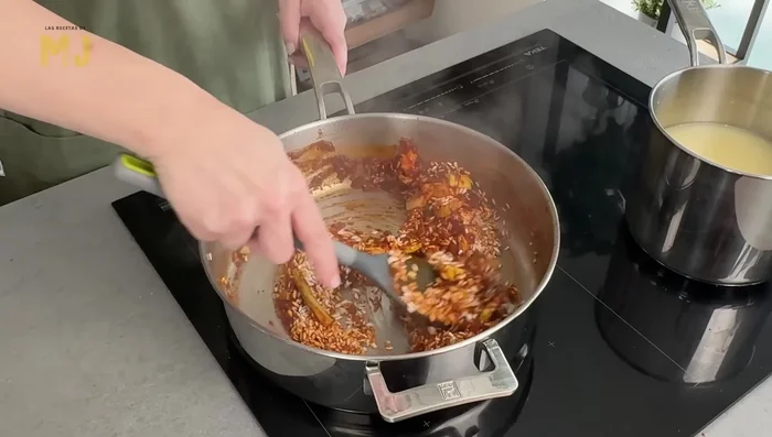 Agregar las costillas a la mezcla.