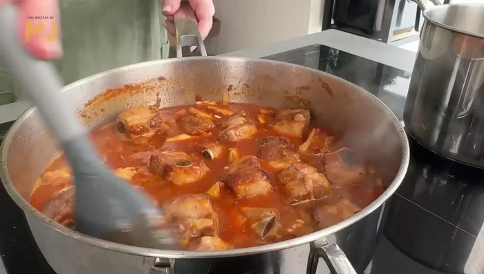 Verter caldo de pollo o carne hasta cubrir casi completamente y cocinar 18 minutos, añadiendo más caldo según se necesite. (Se necesitó 1,5 l).