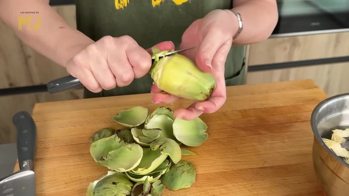Limpiar las alcachofas: cortar el tallo, quitar hojas duras, cortar la punta y partir el corazón en trozos. Poner en un bol con agua y zumo de limón para evitar oxidación. Limpiar y trocear los tallos.