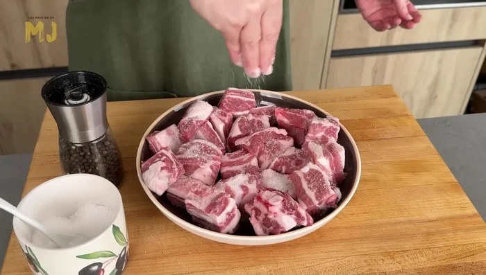 Salpimentar las costillas de cerdo (1kg).
