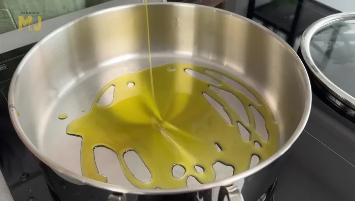 En una cacerola, echar aceite de oliva y dorar bien las costillas por todos los lados. Retirar y reservar.