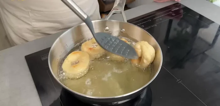 Freír las rosquillas inmediatamente en aceite de girasol alto oleico a fuego medio, volteándolas cuando estén doradas por un lado.