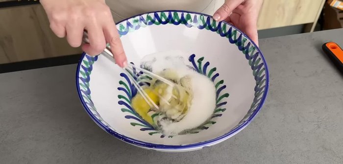 Verter 100g de aceite de oliva virgen extra, 50ml de leche, 50ml de zumo de limón, una pizca de sal y la ralladura de un limón. Mezclar bien.