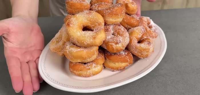 Cascar tres huevos en un bol y batirlos junto a 90g de azúcar hasta que el azúcar se disuelva.