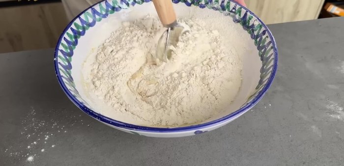 Cambiar a un batidor o cuchara de madera para integrar el resto de la harina. Tapar y dejar reposar 30 minutos.