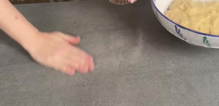 Enharinar la superficie de trabajo y las manos. Coger porciones de masa y hacer bolas del mismo tamaño.