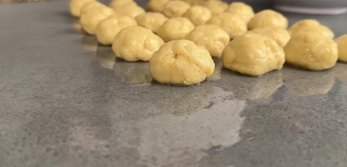 Formar las rosquillas colocando una bola encima de otra y haciendo un agujero con los dedos, estirando para agrandar el agujero.
