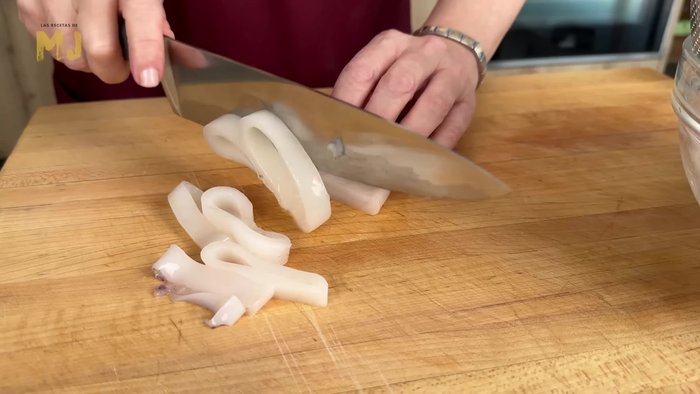 Cortar en rodajas 1 kg de calamares limpios y dejarlos escurrir.
