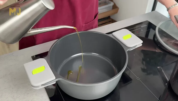 En una cacerola, echar un chorrito de aceite de oliva, añadir ajo picado y dorarlo.