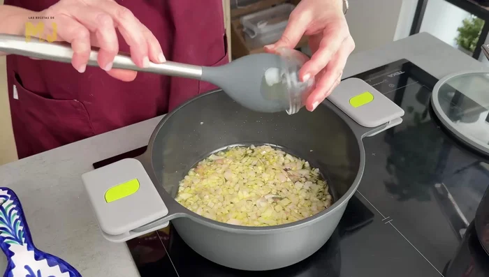 Incorporar una cucharada de tomate concentrado y remover.