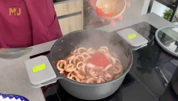Añadir 90 g de tomate frito y remover.