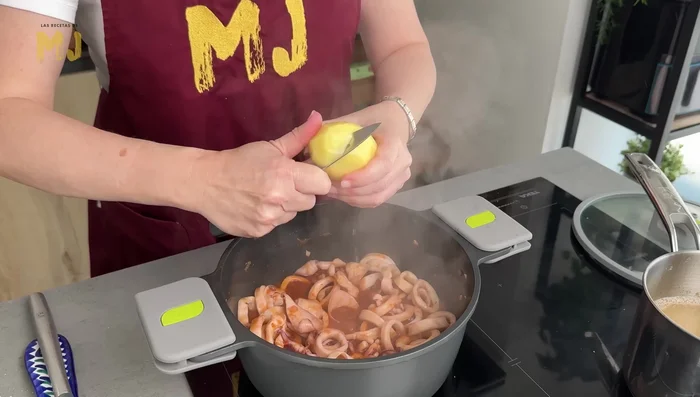 Añadir dos patatas grandes peladas y chafadas para que suelten el almidón.