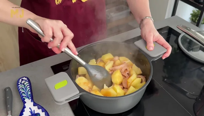 Verter caldo de pescado hasta casi cubrir.