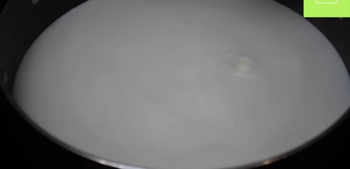 Apagar el fuego y dejar enfriar la leche casi por completo (aproximadamente media hora).