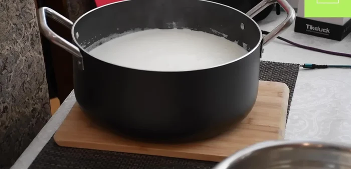 Una vez la leche esté tibia, agregar las dos cucharadas de yogur natural y mezclar muy bien para activar las bacterias.