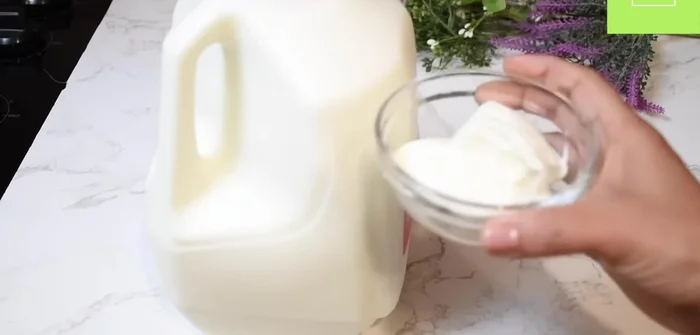 Calentar la leche en una olla a fuego lento. Es importante que no hierva. Si tienes termómetro, la temperatura ideal es de 46ºC o 115ºF. Observa la formación de pequeñas burbujas en la superficie como señal de que está lista.