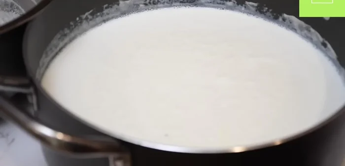 Opcional: Retirar la capa que se forma en la superficie de la leche fría.