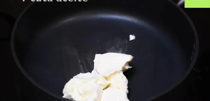 Para la salsa: En una sartén, derrite 4 cucharadas de mantequilla con una cucharadita de aceite a fuego bajito (115.56).