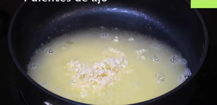 Agrega 4 dientes de ajo picaditos, una hoja de laurel, y media cebolla blanca o amarilla picadita. Cocina hasta que la cebolla esté translúcida (129.599).