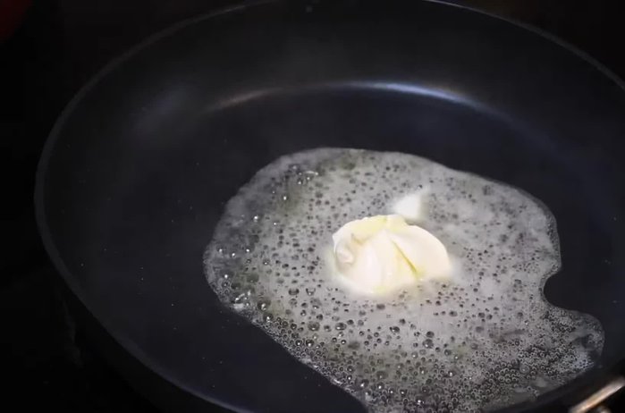 Agrega dos dientes de ajo picaditos, media cucharadita de sal y una pizca de pimienta. Cocina a fuego bajito hasta que el ajo suelte su aroma (12.48).