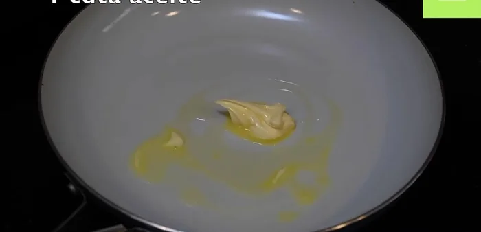 Para los ejotes: En una sartén, agrega una cucharada de mantequilla y aceite. Sofríe dos dientes de ajo a fuego medio (300.199).