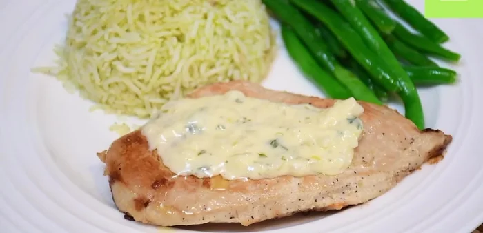 Sirve los filetes de pollo con la salsa y los ejotes al gusto (395.68).