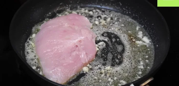 Agrega los filetes de pollo aplanados y limpios (sin piel). Sazona con sal y pimienta. Cocina hasta que estén bien blanquitos por un lado (46.76).
