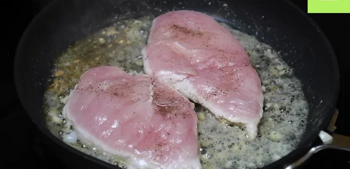 Dale la vuelta a los filetes y cocina por el otro lado. Tapa y cocina por 15 minutos (106.799).