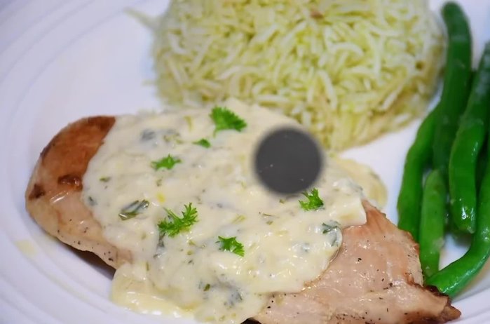 En una sartén grande, agrega una cucharada de mantequilla y una cucharadita de aceite. Deja que la mantequilla se derrita.