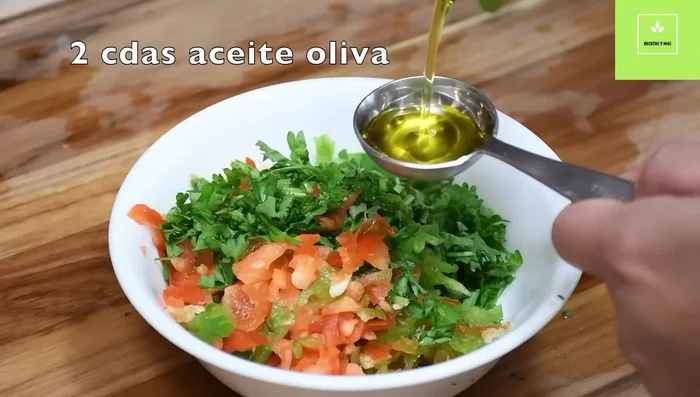 Mezclar en una taza los ingredientes rallados con vinagre de manzana, aceite de oliva, jugo de limón, orégano, chile en hojuelas (opcional) y sal. (121.439)