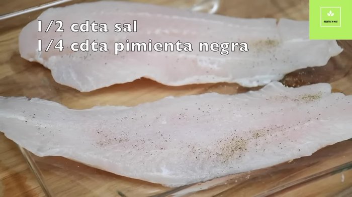 Sazonar los filetes de pescado con sal y pimienta por ambos lados. (10.44)
