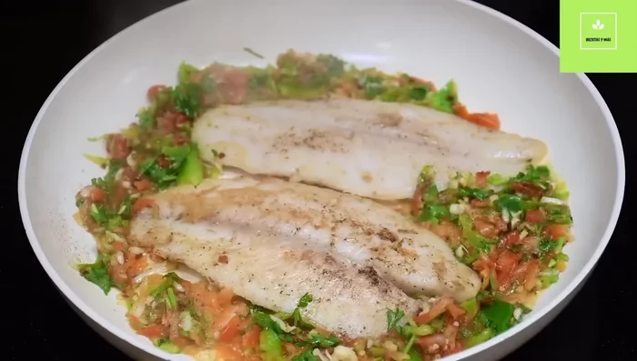Agregar la salsa a los filetes durante los últimos 5 minutos de cocción. (193.239)