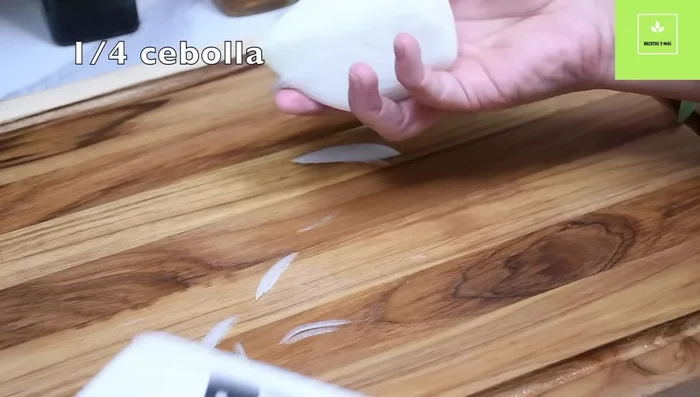 Preparar la ensalada: rallar cebolla, picar tomates y repollo, enjuagar el repollo con agua caliente. (224.68)