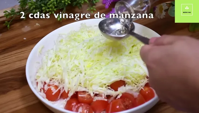 Mezclar la ensalada con vinagre de manzana, jugo de limón y sal. (265.32)