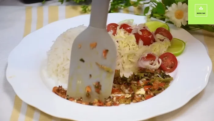 Servir el filete de pescado con arroz blanco, ensalada y rodajas de limón. (293.56)