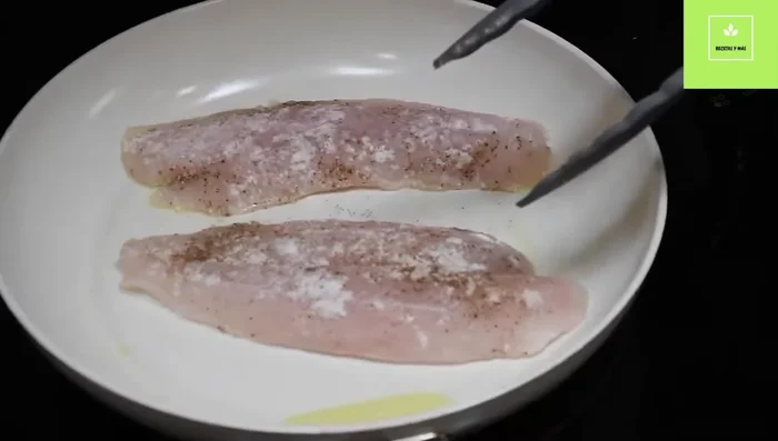 Calentar el aceite en una sartén y cocinar los filetes durante 5 minutos por lado. (51.8)