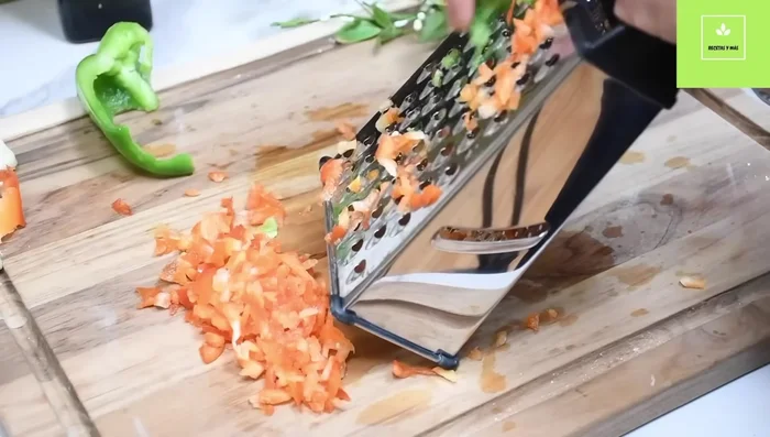 Preparar la salsa: rallar los pimientos, el ajo y el perejil. (87.2)