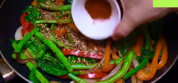 Agregar las especias restantes a la salsa de espinacas. Incorporar el pollo cocinado y cocinar por unos minutos más. Agregar crema de leche y mezclar bien. (1060.44)